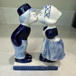 VINTAGE Holland Delft Blue Dutch Boy and Girl Kissing Porcelain Figurine 5x5 in
